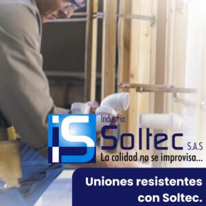 soldadura de PVC en una tubería industrial, con el logo de Soltec visible, mostrando un proceso limpio y profesional para instalaciones seguras y duraderas